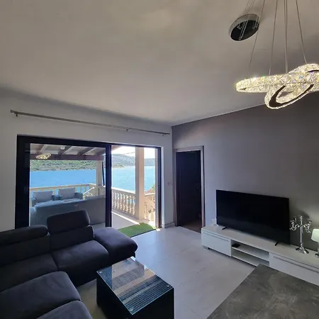 Apartment By The Sea - 20012 *